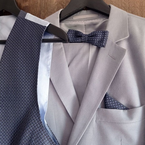 Suit set with vest and bow tie like new, gray