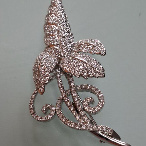 White gold brooch 14 carats, like new, 7x4 cm