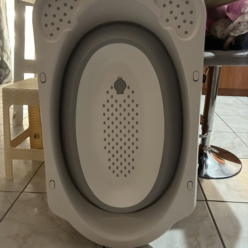 Baby bath tub like new, foldable and low