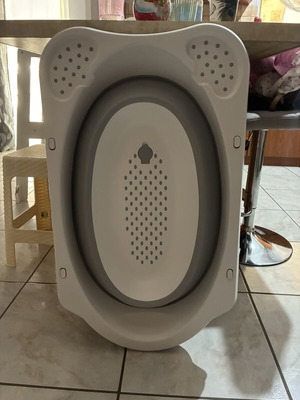 Baby bath tub like new, foldable and low