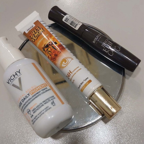 Vichy skincare set with sunscreen, anti-wrinkle eye cream and eyebrow mascara, like new