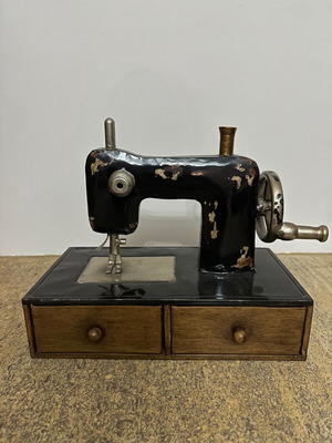 Vintage sewing machine decorative like new
