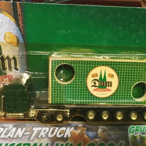 HO Scale Trucks like new, pack of 11 pieces