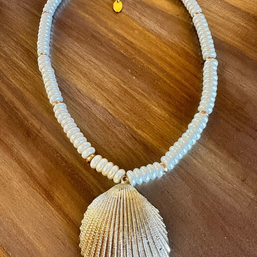 Pearl necklace with large gold shell like new
