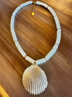 Pearl necklace with large gold shell like new