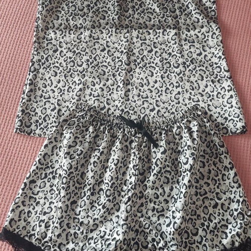 Animal print pajamas size Medium like new, satin type