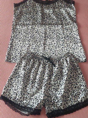 Animal print pajamas size Medium like new, satin type