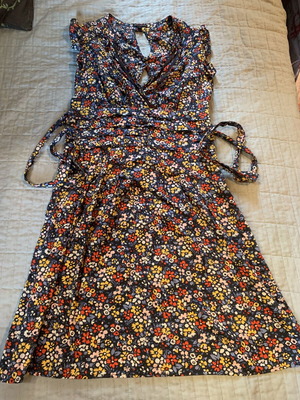 Floral poplin dress like new, low neckline, back openings, fits XS/S