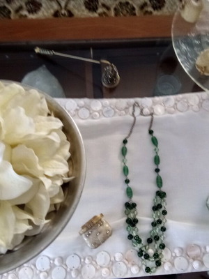 Necklace like new, green