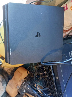 Pls4 κονσόλα μεταχειρισμένη 500GB λειτουργική με φθορές εξωτερικά