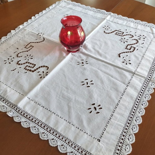 Handmade Richelieu Tablecloth Vintage 1960 like new, 65x70 cm