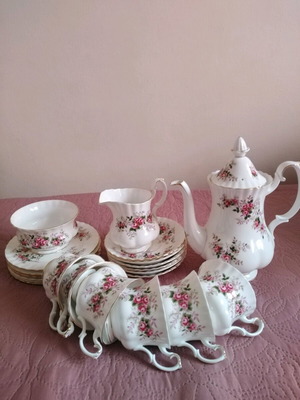 Royal Albert Lavender Roses Tea Set like new, 21 pieces
