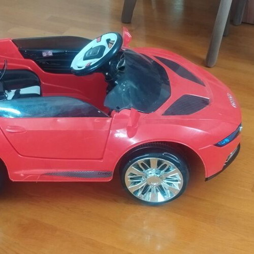 Battery-Powered Children's Car like new with music
