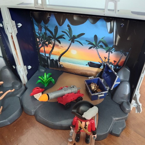Playmobil pirate island suitcase like new