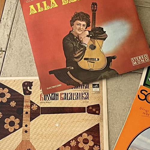 Vinyl records like new, 11 singles and 8 LPs, international music