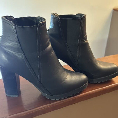 Ateneo black boots like new, size 40