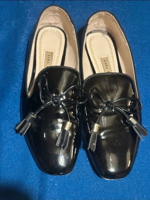 Παπούτσια Zara λουστρίνι μπαλαρίνες σαν καινούργια, μαύρα με φιόγκους