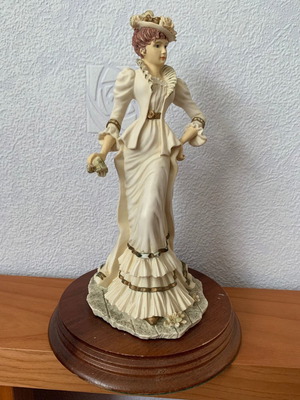 Порцеланово фигурка Leonardo collection като нова, Capodimonte стил с дървена основа
