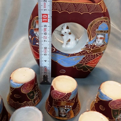 Japanese Kutani Style Sake Set with 6 Cups and Decorative Bottle like new