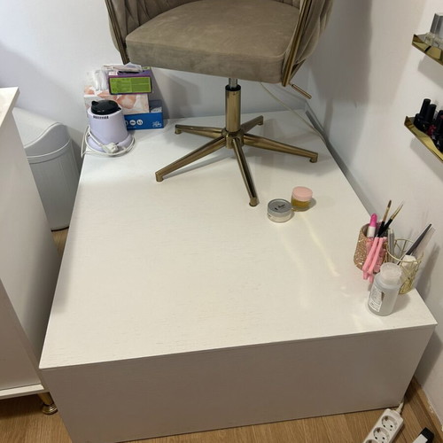 Manicure desk like new with extractor and 4 pouro chairs