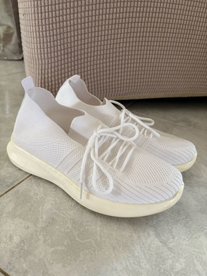 Athletic shoes like new, size 38, white, very comfortable and light
