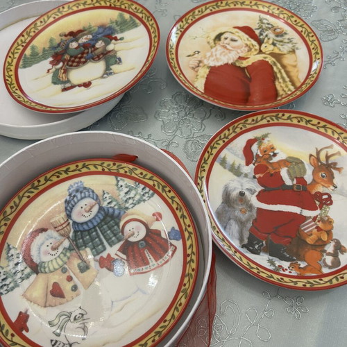 Christmas collectible plates like new
