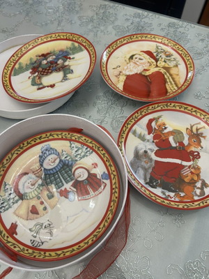 Christmas collectible plates like new