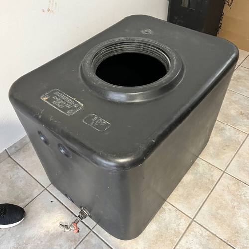Water tank 300 liters with metal tap