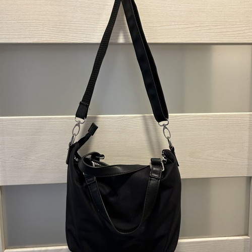 Black crossbody bag like new with zip pocket