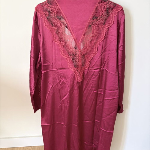 Nightgown and robe set new, size M-L, red multicolor