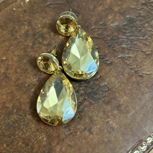 Earrings with honey-colored stones like new