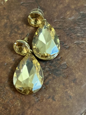 Earrings with honey-colored stones like new