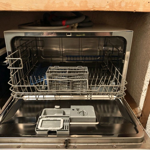 Countertop glass and dish dishwasher like new
