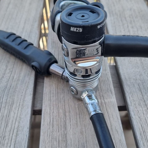 Scubapro MK25 S555 diving regulator used with compact console