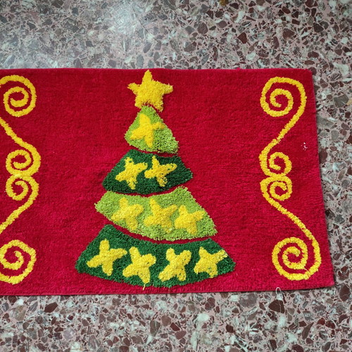 Christmas rug small like new 80x50