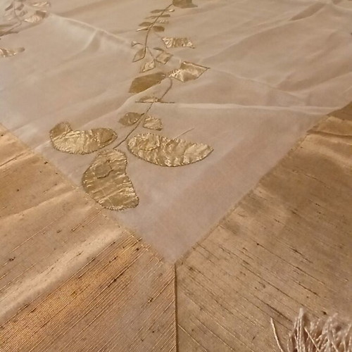 Tablecloth like new with embossed design 1.15x1.15