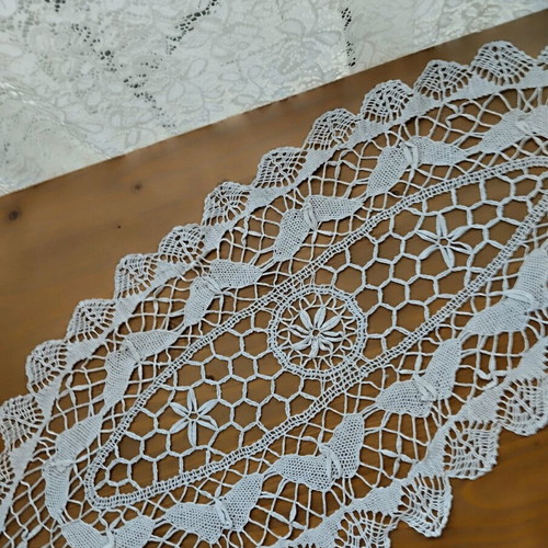 Vintage table runner with bobbin lace in light gray, like new, 80x33 cm