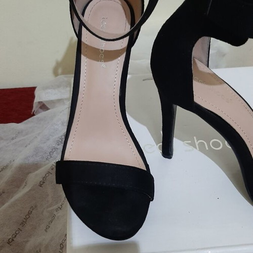 Ideal Shoes black suede high heel sandals size 39 like new
