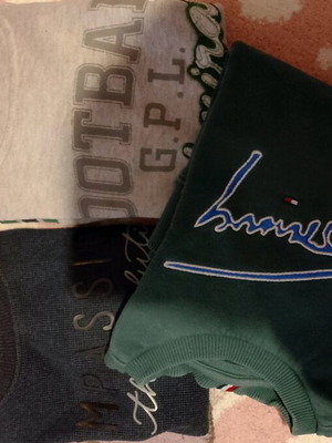 Πακέτο τριών μπλουζών Tommy Hilfiger πολύχρωμες, σε καλή κατάσταση