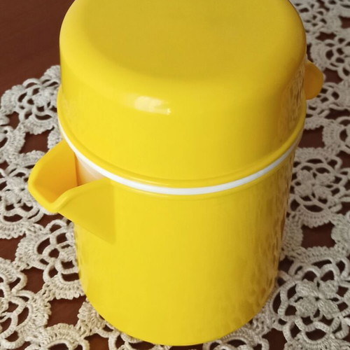 Citrus juicer yellow plastic 1970's vintage new