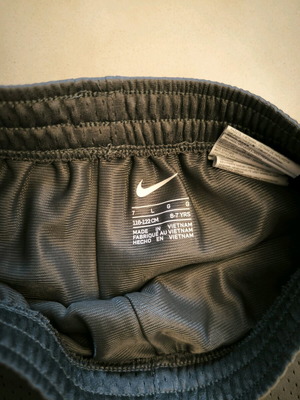 Nike σορτς παιδικό σαν καινούργιο, γκρι, μέγεθος 116-122