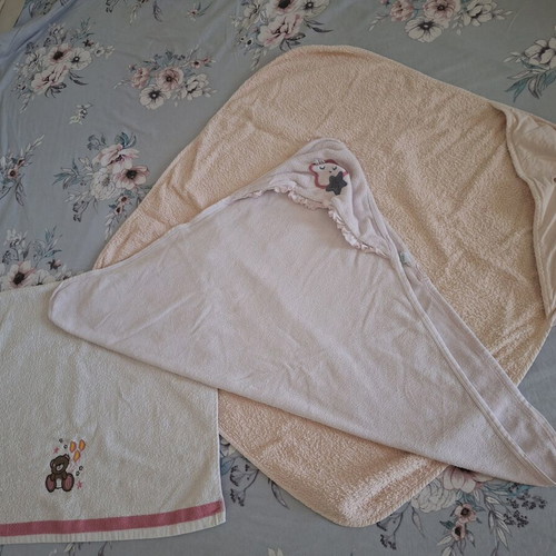 Baby towels like new, pack with various sizes and designs