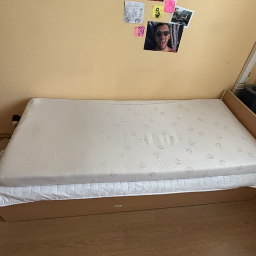 Mattress 90x190 cm like new with free protector