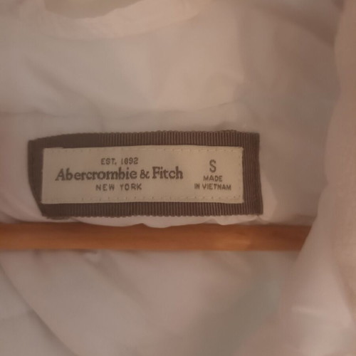 Abercrombie & Fitch sleeveless jacket white like new, size S