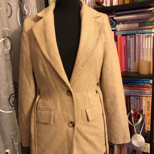 Classic beige blazer with herringbone pattern and belt like new