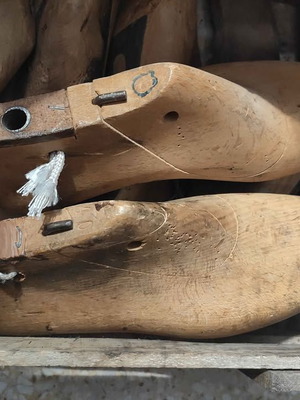 Wooden shoe lasts used, pair