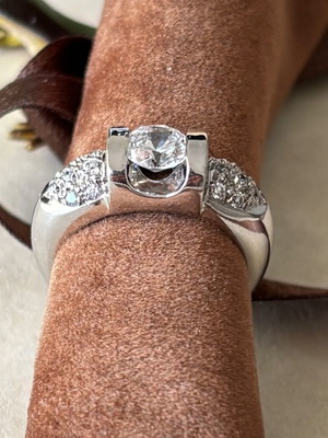 White gold k14 ring with zircon like new