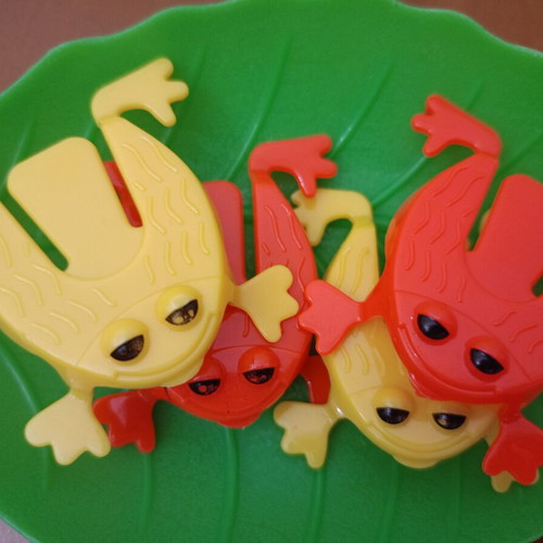 Jumping Frogs Kids Game with Green Leaf like new