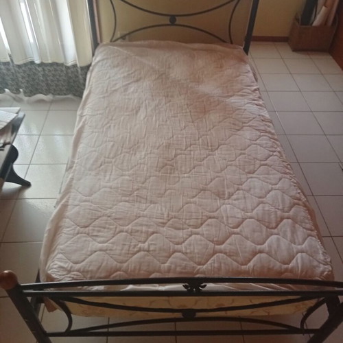 Metal semi-double bed frame without mattress