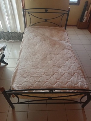 Metal semi-double bed frame without mattress